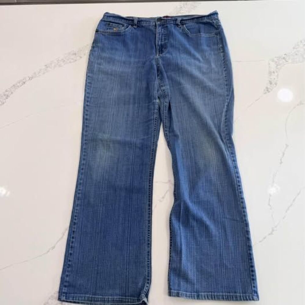 Gloria Vanderbilt Amanda jeans 16 average 18” waist 11” rise 29” inseam C7688